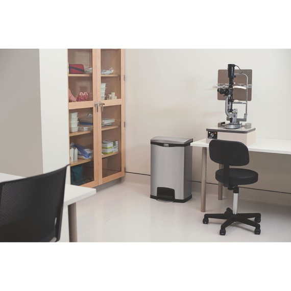 Rubbermaid Slim Jim Front Step Pedaleimer Edelstahl 90L, Bild 3